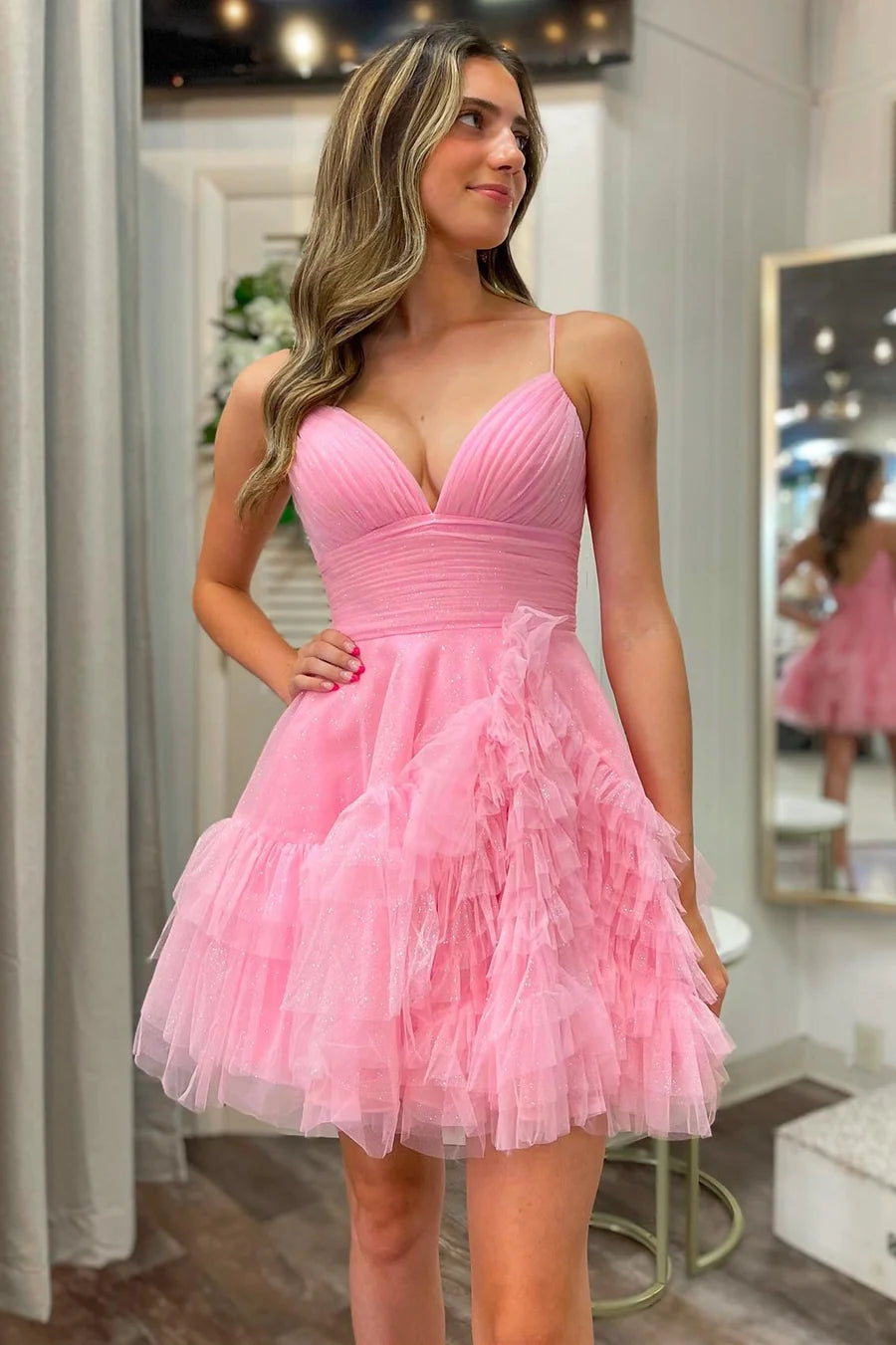 Vestido de fiesta corto de tul con escote en V y volantes en capas